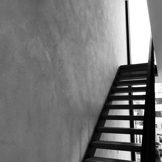 mur de chaux avec escalier